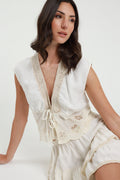 Top crop de dama crem cu decolteu adanc in V si broderie florala decupata