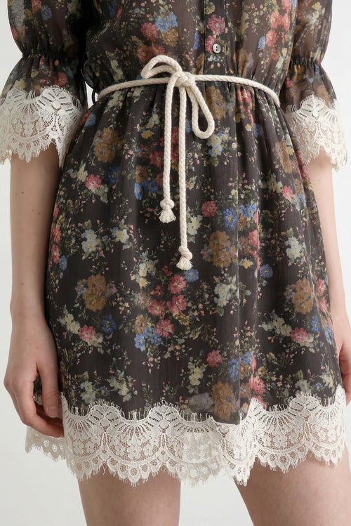 Detaliu material rochie mini de dama cu imprimeu floral maneci bufante si cordon in talie