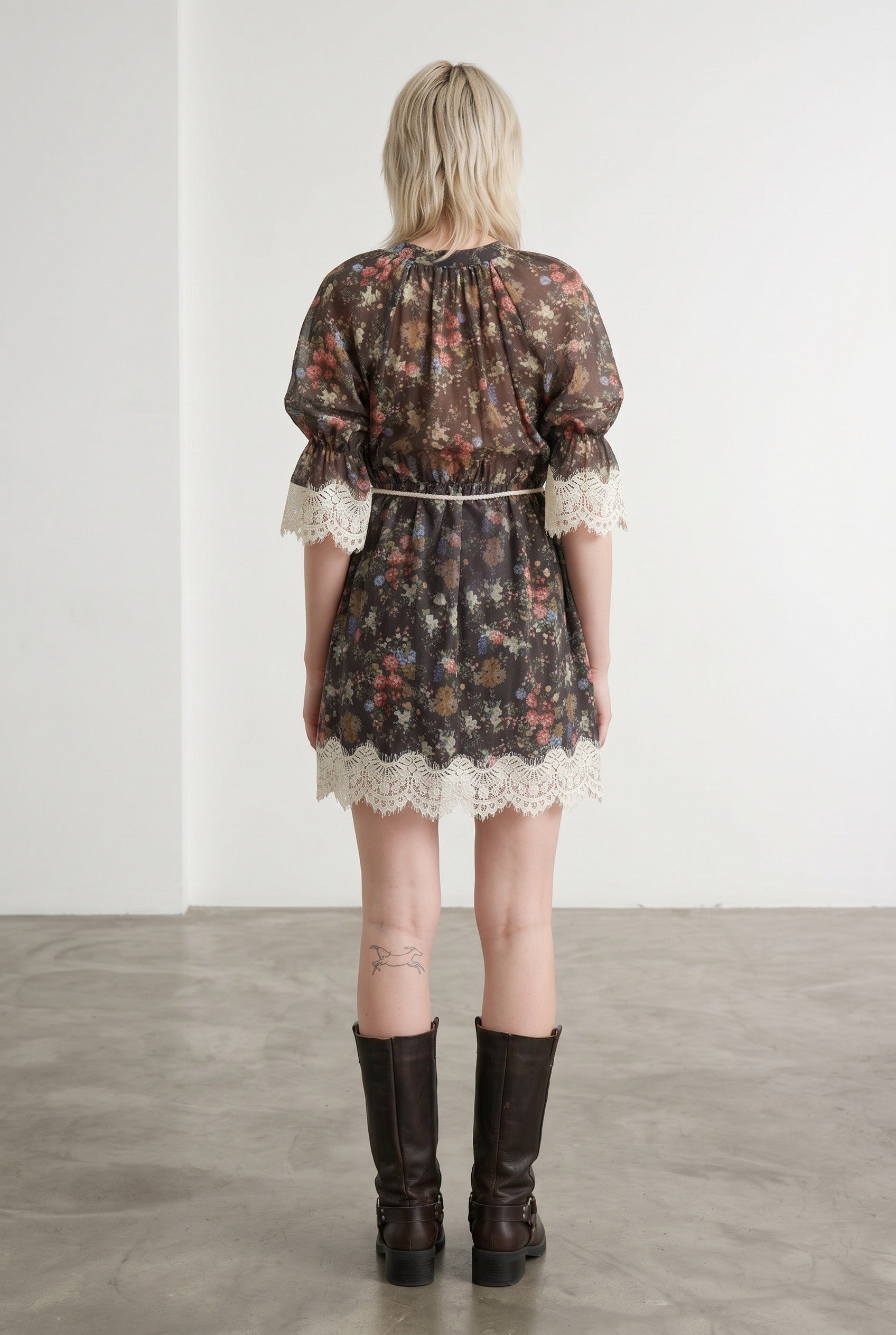 Rochie mini de dama cu imprimeu floral maneci bufante si cordon in talie