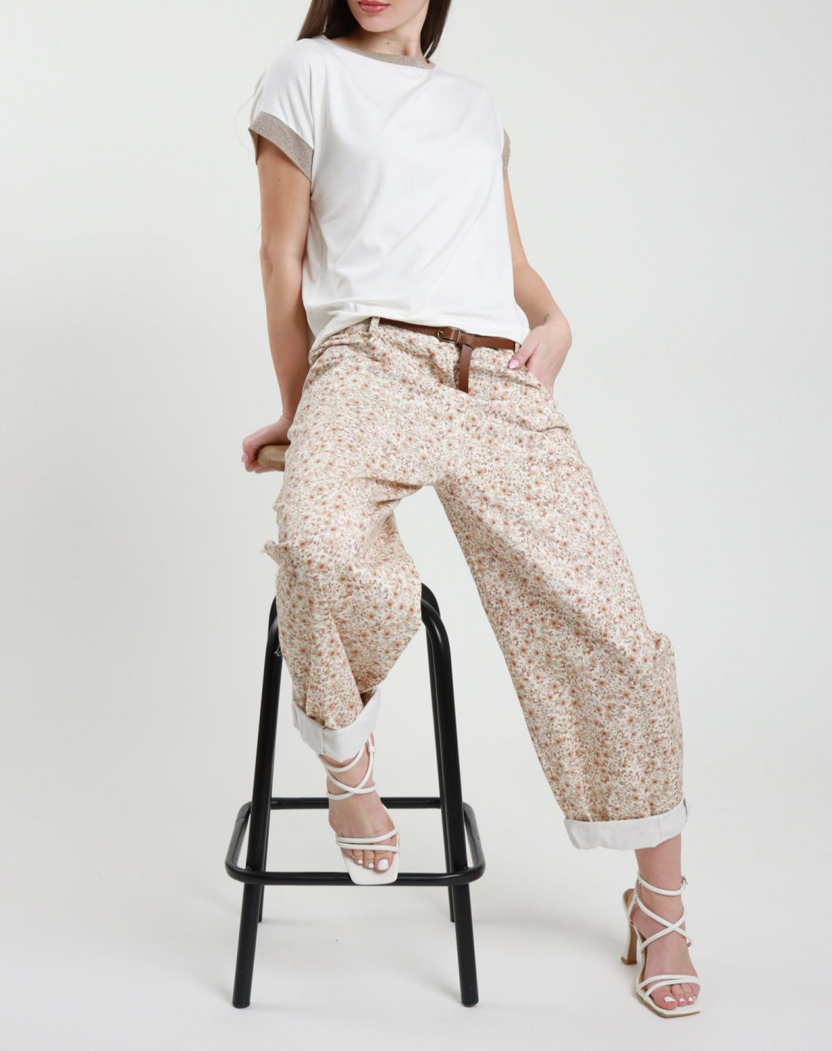 Pantaloni dama cu imprimeu floral si curea