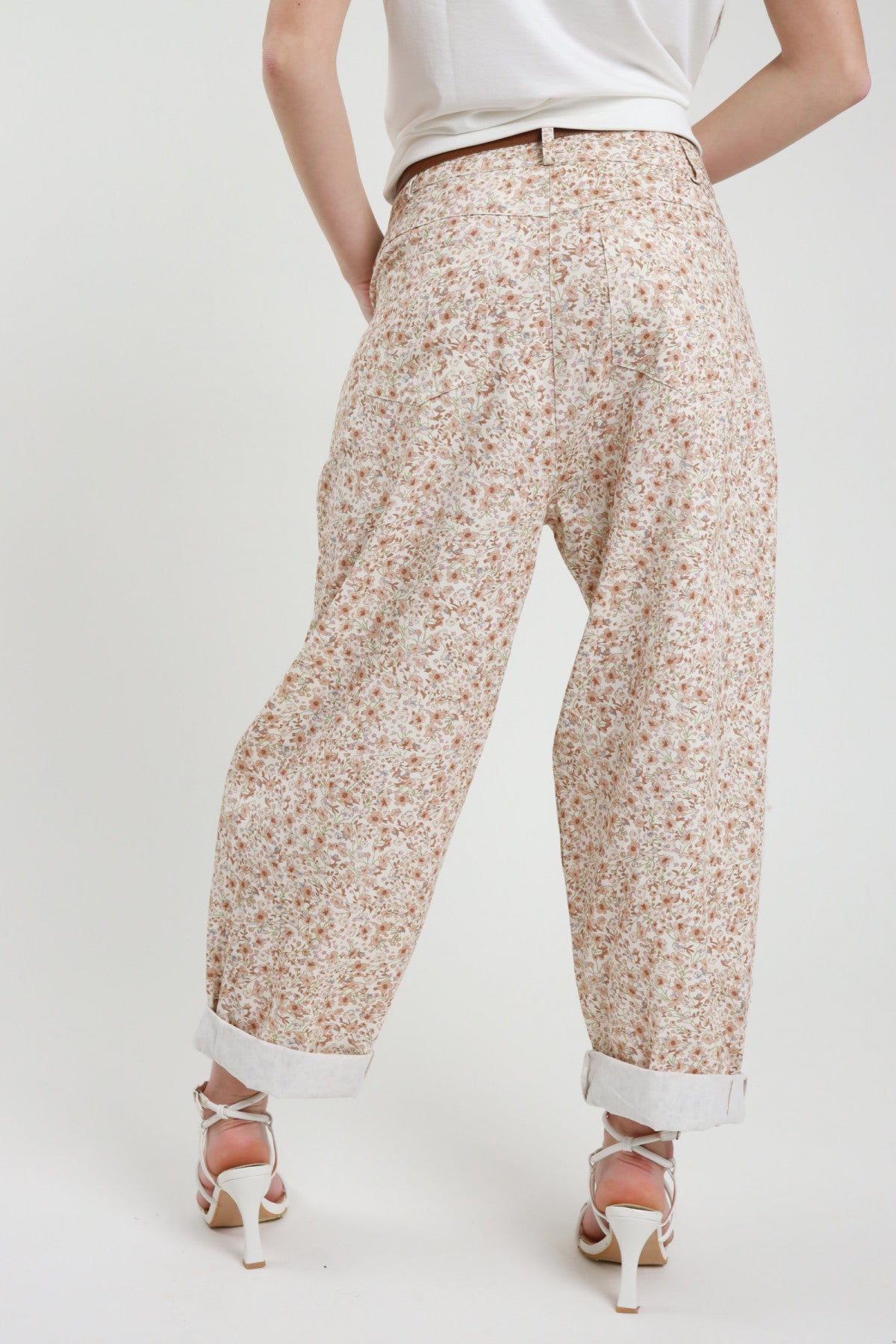 Pantaloni dama cu imprimeu floral si curea