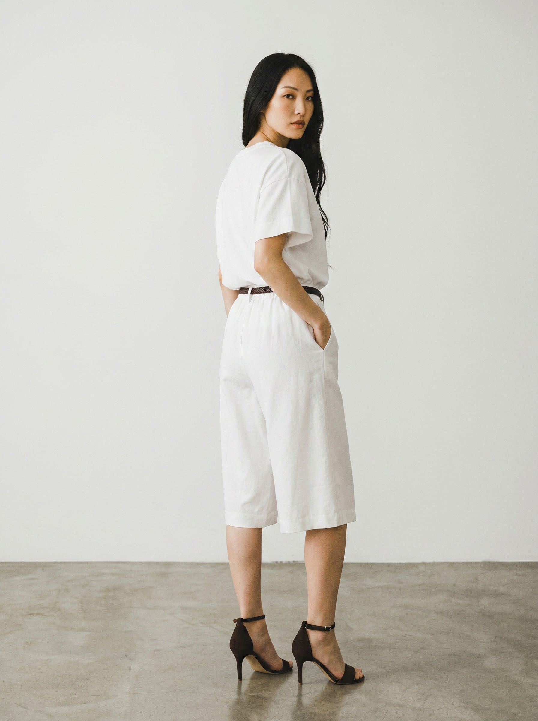 Pantaloni scurti bermuda Haveone eleganti de dama cu cordon impletit in talie culoare alb