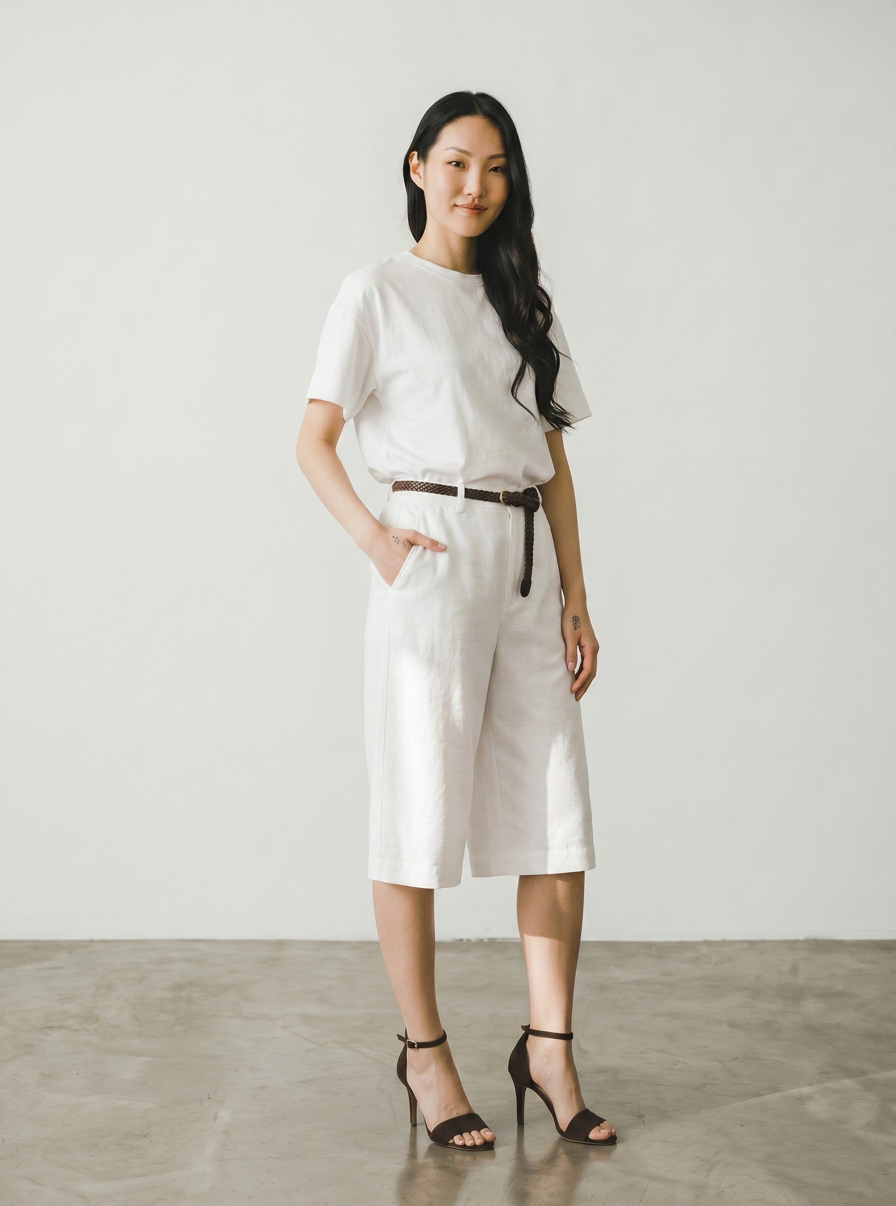 Pantaloni scurti bermuda Haveone eleganti de dama cu cordon impletit in talie culoare alb