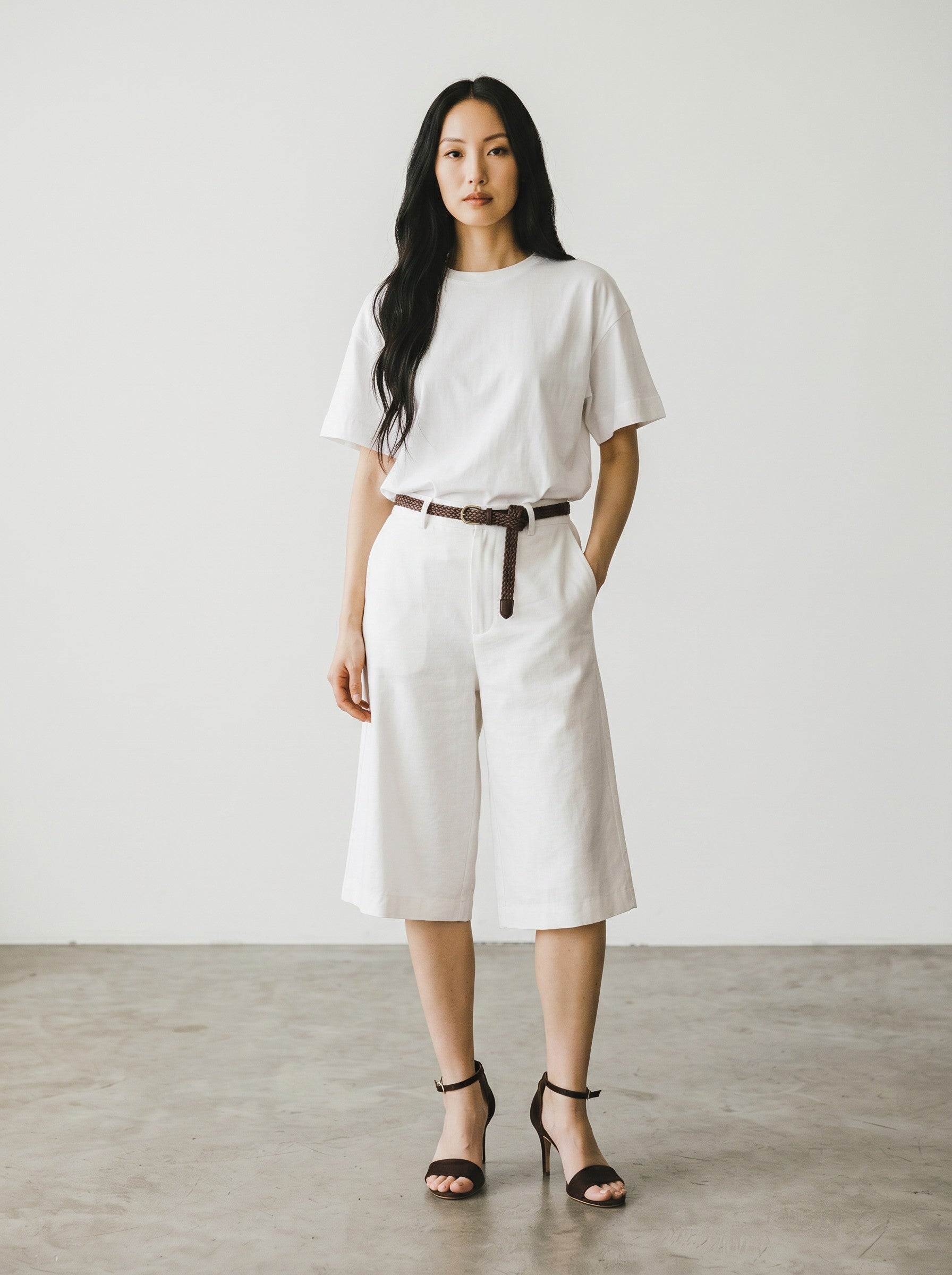 Pantaloni scurti bermuda Haveone eleganti de dama cu cordon impletit in talie culoare alb
