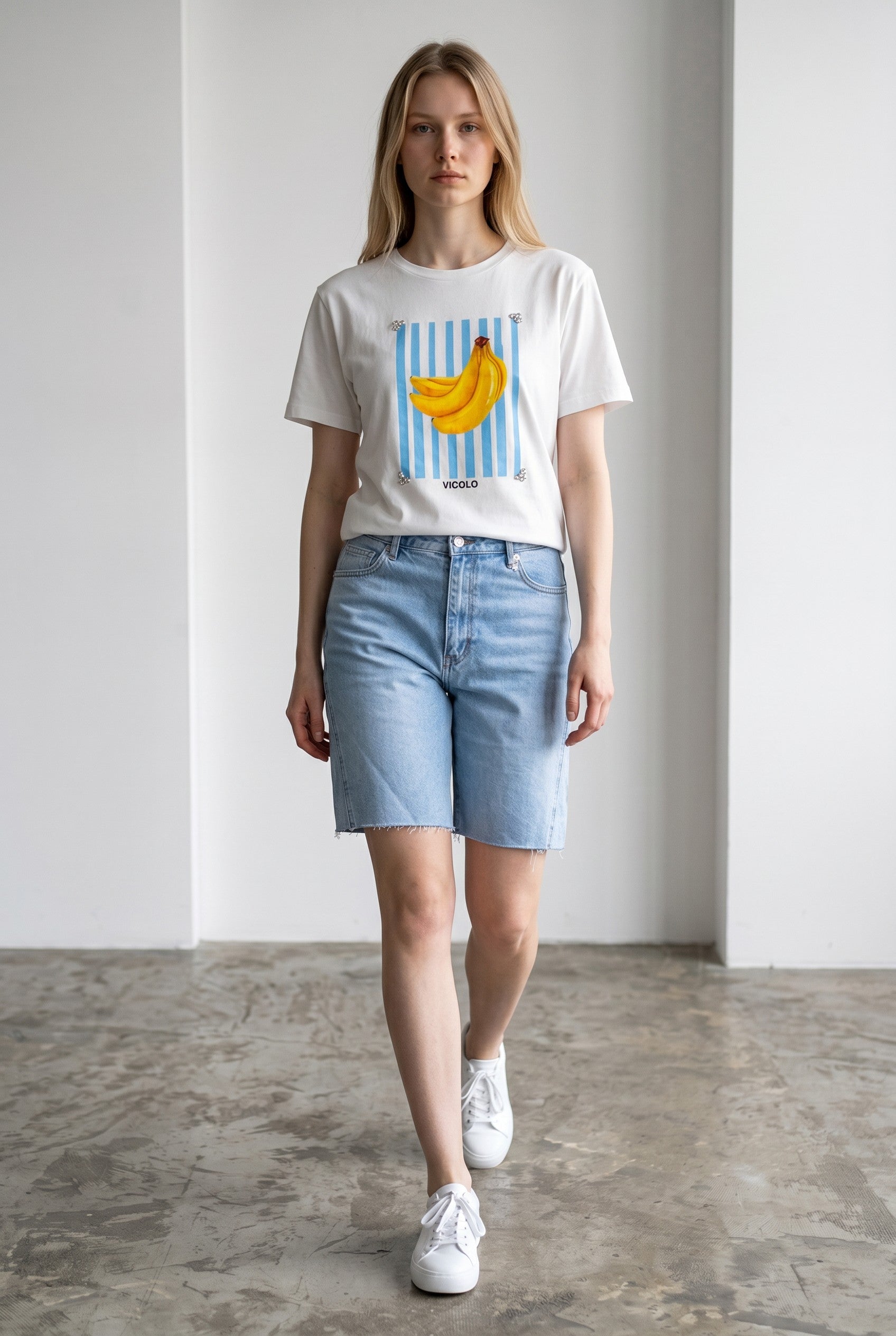 Tricou alb din bumbac de dama Vicolo cu imprimeu cu banane si strasuri