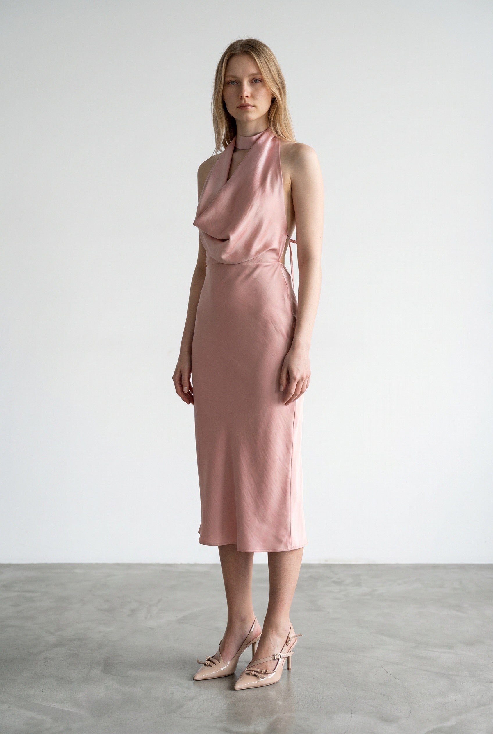 Rochie lunga de ocazie din satin roz pudra cu guler elegant