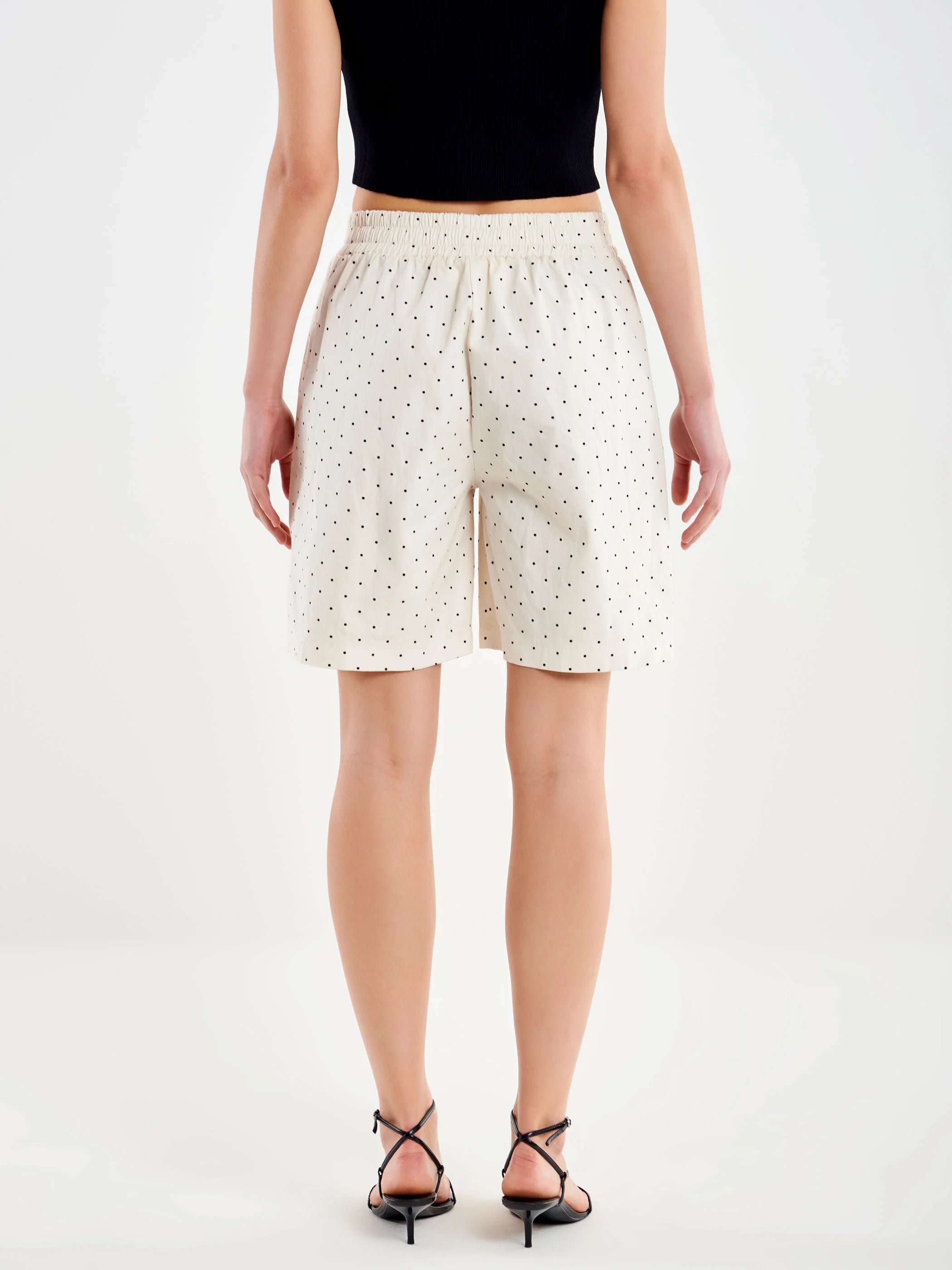 Pantaloni scurti de dama albi cu buline negre si elastic confortabil in talie