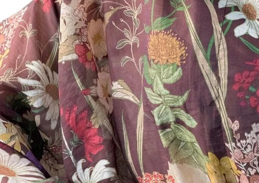Detaliu material rochie camasa de dama Vicolo visinie cu imprimeu floral si snur in talie