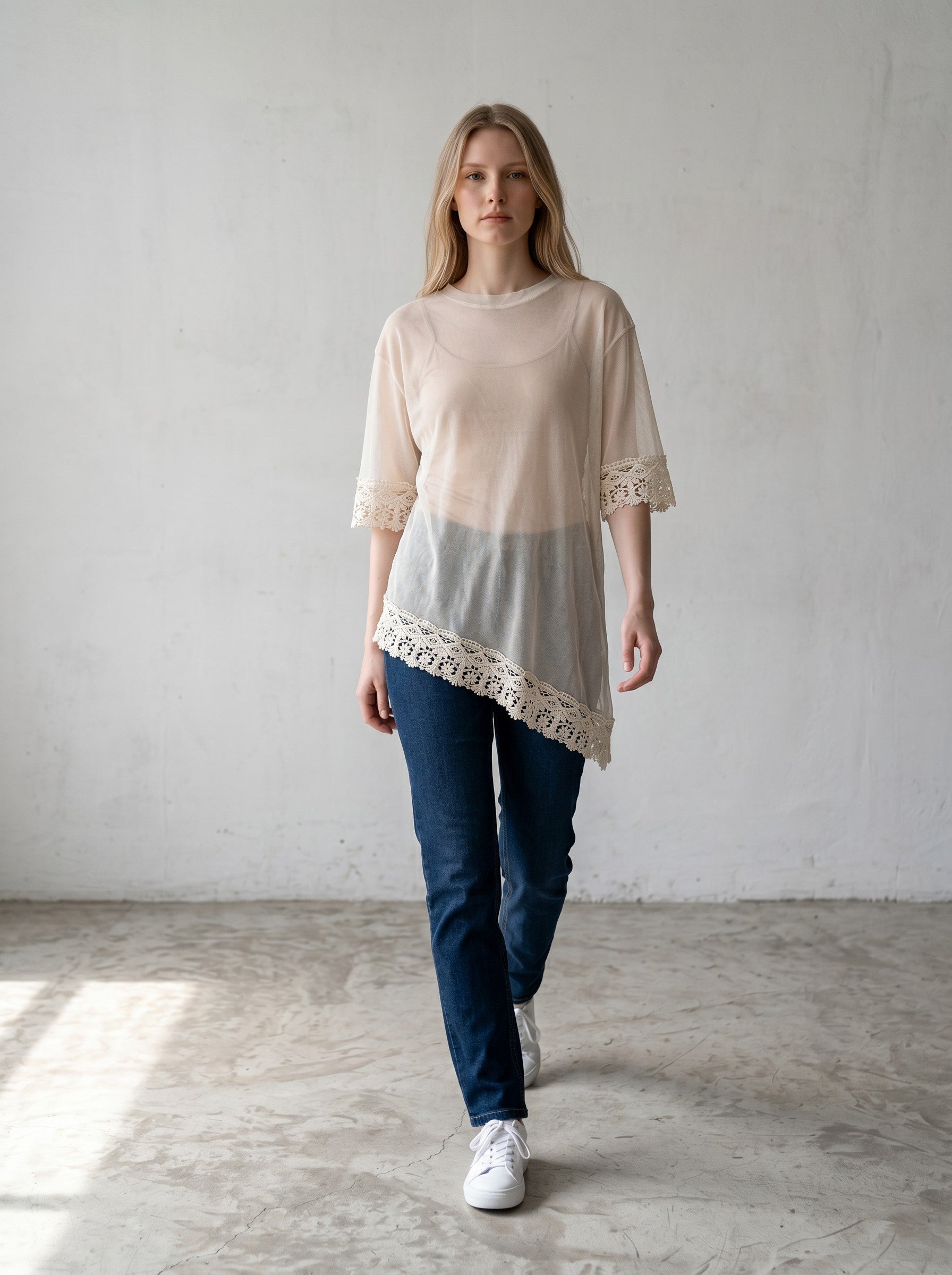 Tricou oversize dama bej din plasa detalii de dantela si tiv asimetric