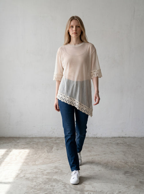 Tricou oversize dama bej din plasa detalii de dantela si tiv asimetric