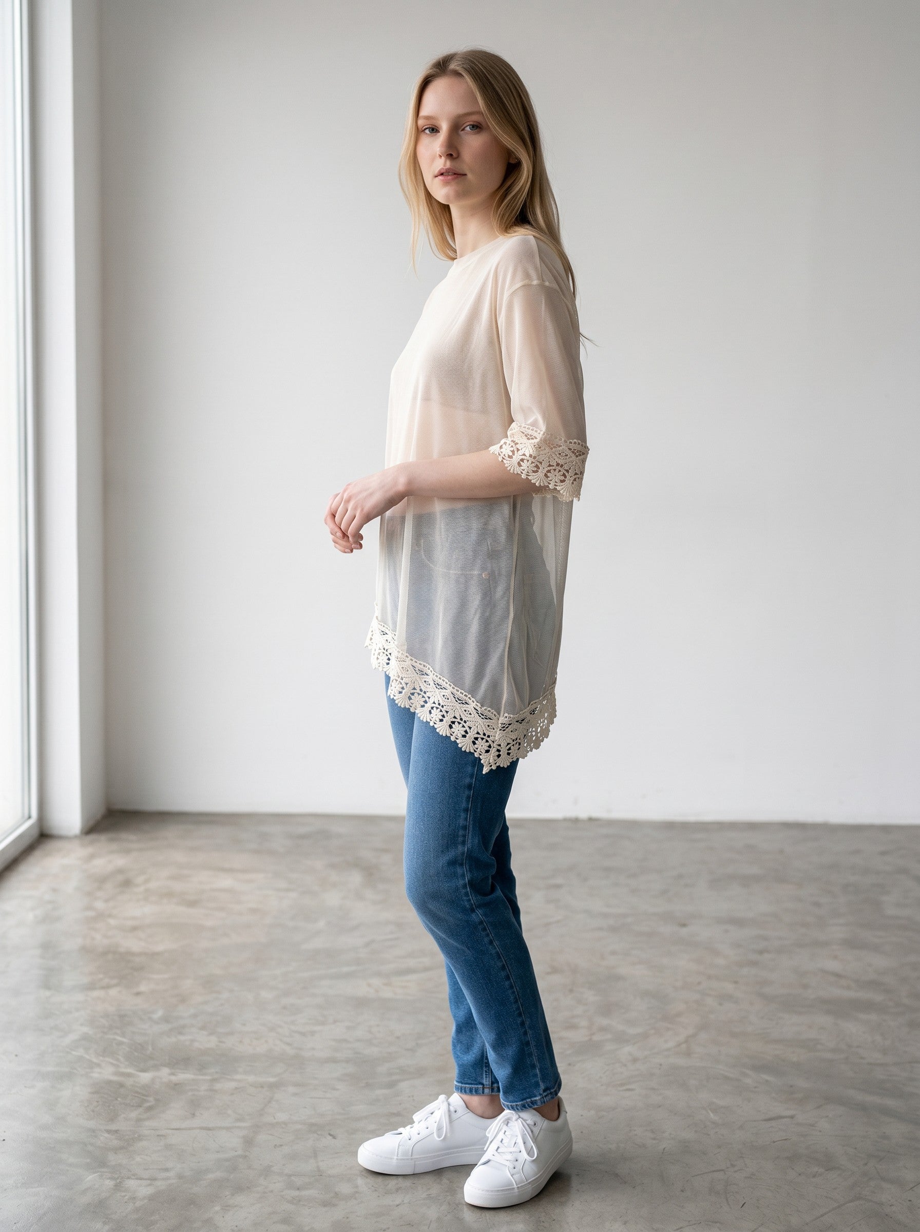 Tricou oversize dama bej din plasa detalii de dantela si tiv asimetric