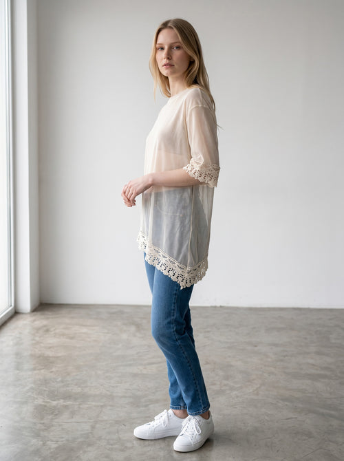 Tricou oversize dama bej din plasa detalii de dantela si tiv asimetric