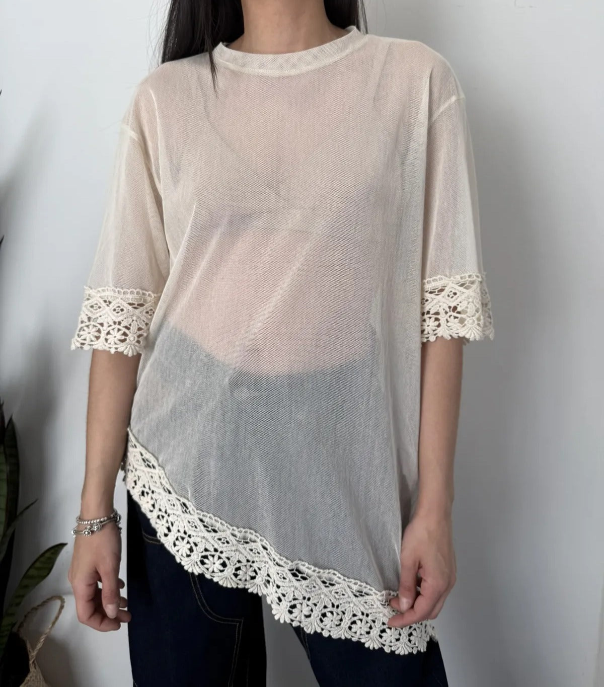 Tricou oversize dama bej din plasa detalii de dantela si tiv asimetric