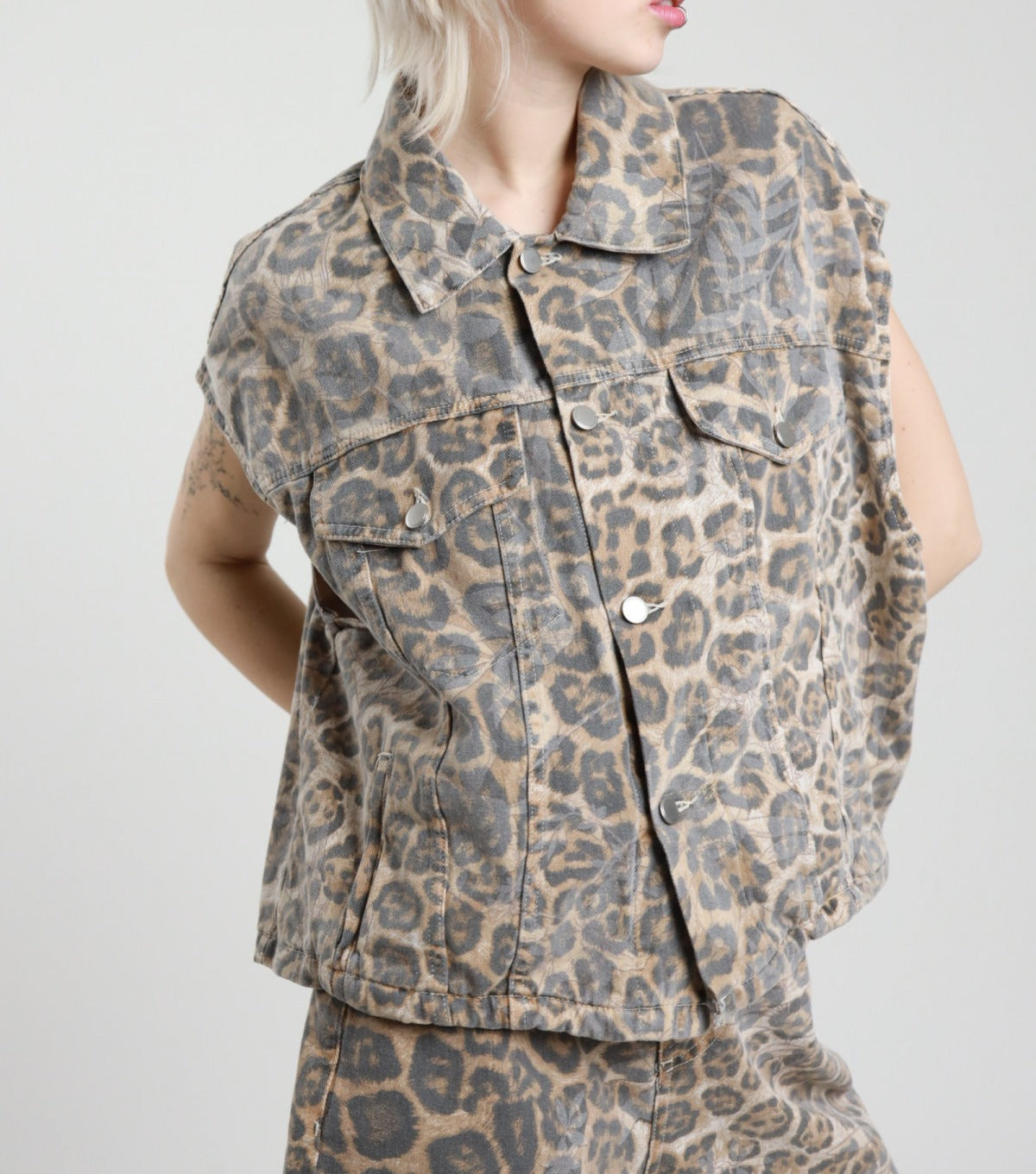 Vesta denim cu imprimeu animalier și floral