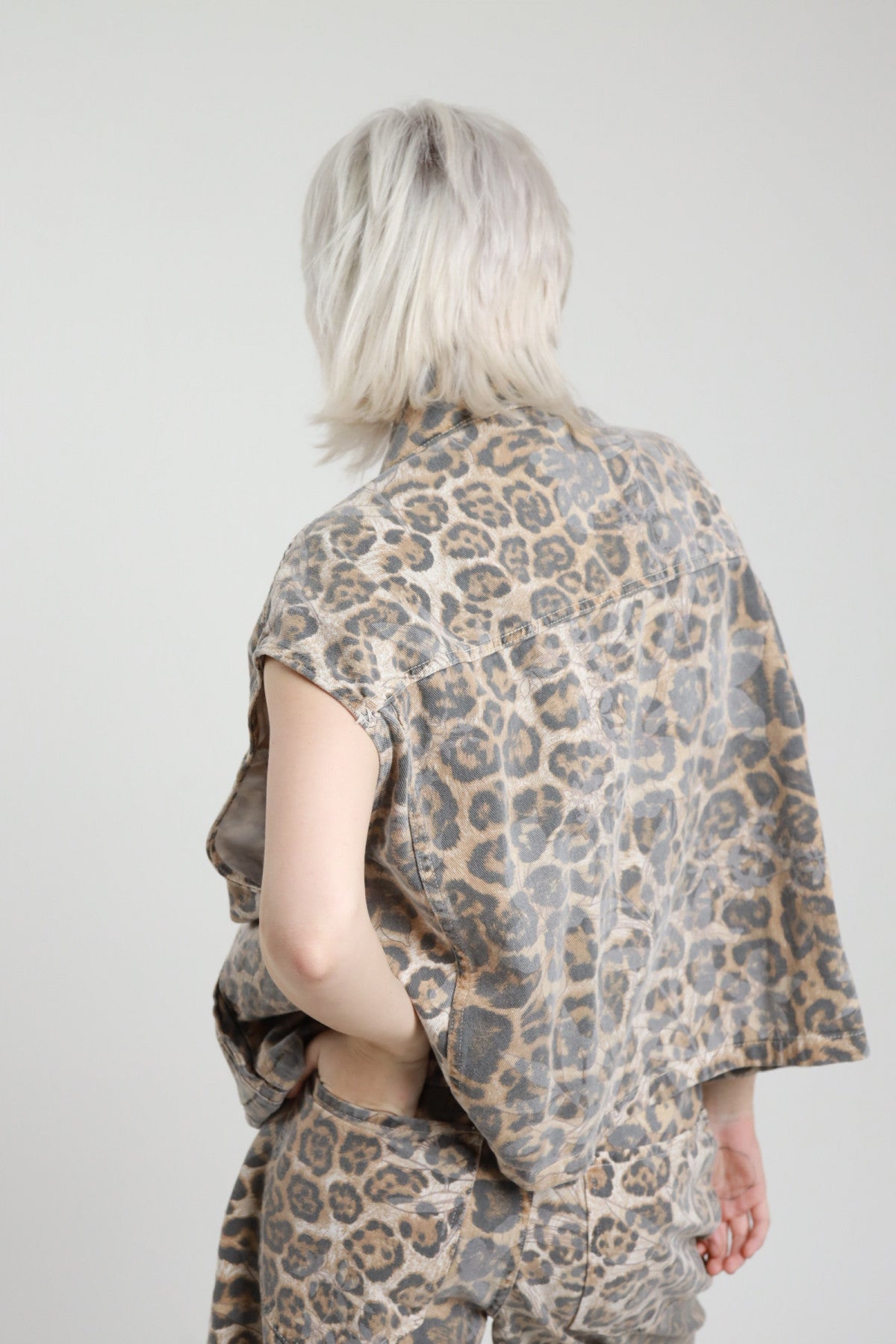 Vesta denim cu imprimeu animalier și floral